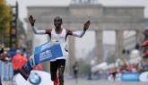Kipchoge wins dramatic race in Berlin with WL time