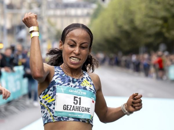 Bahrain's Kalkidan Gezahegne breaks women's 10km World record with 29:38 |  Watch Athletics